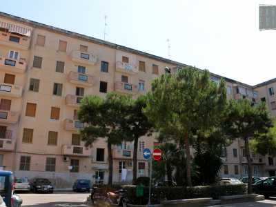 Facciamo allora dietrofront per imboccare la strada parallela, via Generale De Bernardis, l� dove all�altezza di via Bux sorge  il �palazzo dei ferrovieri�. Con i suoi cinque piani e sei scale dalla A alla F, fu predisposto negli anni 50 dalle Ferrovie dello Stato per i suoi dipendenti